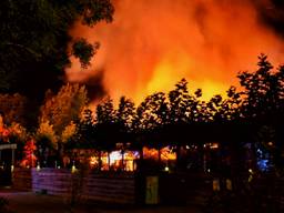Hoge vlammen slaan uit de chalets. (Foto: Anthony DeCock/De Kort Media)