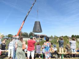 De houten molenromp werd zaterdag geplaatst. (Foto: Henk van Esch Fotografie)