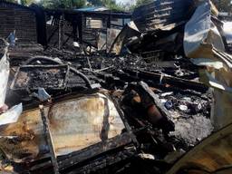 Twee chalets brandden uit op de camping. (Foto: Dirk Verhoeven)