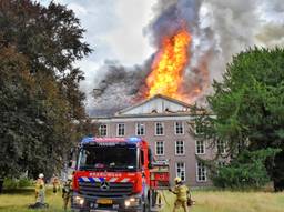 Vlammen slaan uit het dak van landgoed Haarendael. (Foto: Toby de Kort)