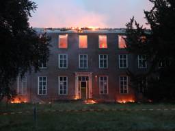 De verwoestende brand op Landgoed Haarendael (foto: Sander van Gils).