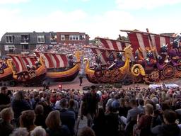 De winnende wagen van vorig jaar tijdens Bloemencorso Zundert.