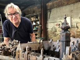 Kunstenaar Leon Vermunt met de maquette van het Markiezenhof. (Foto: Erik Peeters)