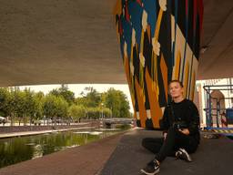 Illustrator Ilse Weisfelt bij haar mural. (Foto: Alice van der Plas)