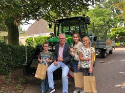 Kinderen in Hilvarenbeek moeten leren omgaan met tractoren op de weg.