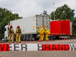 De brandweer onderzoekt de vrachtwagen (foto: SQ Vision).