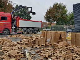 Donderdag zijn veertig pallets met aanmaakblokjes afgevoerd. (Foto: Toby de Kort/De Kort Media)