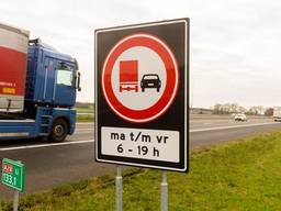 De provincie wil een inhaalverbod voor vrachtwagens op de A67. (foto: Rijkswaterstaat).