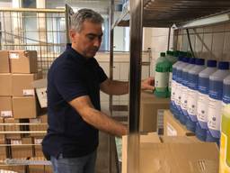 Hamid Bohebi aan het werk op het AZC in Budel (Foto: Alice van der Plas)