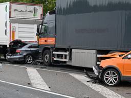 Een auto kwam klem te zitten tussen twee vrachtwagen. (Foto: Tom van der Put/ SQ Vision)