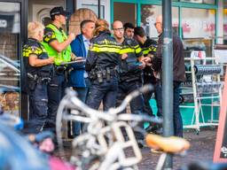De politie verhoort getuigen. (Foto: Sem van Rijssel/SQ Vision)