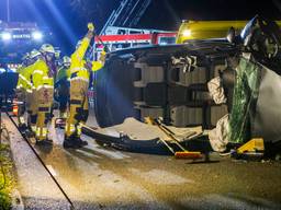 De bestuurder moest uit zijn auto bevrijd worden. (Foto: Sander van Gils/SQ Vision)