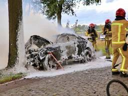 De brandweer bezig met het blussen van de brandende wagen (foto: Berry van Gaal/SQ Vision Mediaprodukties).