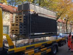 Hekken worden aangevoerd om het huis aan de Kastrupstraat in Tilburg af te schermen. (Foto: René van Hoof)