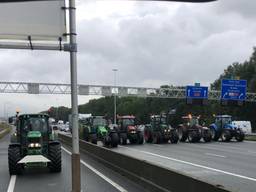 De politie gaf op 1 oktober tractoren op de A12 vrij baan (foto: Kees Damen).