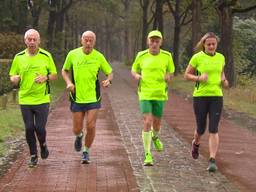 Kees (tweede van links) en zijn loopmaatjes trainen voor de marathon.