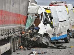 De bestuurder van het busje kwam om het leven. (Rico Vogels/ SQ Vision)