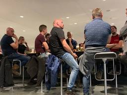 De boeren en boerinnen uit Heeswijk-Dinther worden met koffie ontvangen op het provinciehuis. (Foto: Martijn de Graaf)
