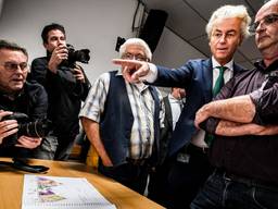 Wilders laat zich informeren over de verbouwing van het azc. (Foto: Rob Engelaar)