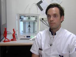 Dokter Lars brouwers geeft mensen nieuwe 'ledematen' dankzij 3D-printer. (Foto: Tijmen Moelker)
