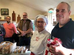 Bakkersechtpaar Agnes en Eduard moeten de bakkerij weer sluiten, maar geven niet op (Foto: Raymond Merkx)