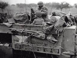 Amerikanen vuren mortiergranaten af bij Overloon op of rond 7 oktober 1944 (foto: archief).