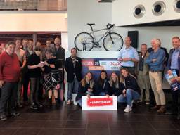 Wethouder Quaars stelt de ideeënbus open voor La Vuelta 2020.