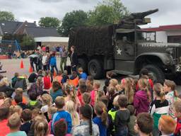 Een historische legertruck op de speelplaats van de Gummarusschool in Steenbergen (Foto: Erik Peeters)