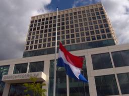 Voor de rechtbank in Breda hangt de vlag halfstok.