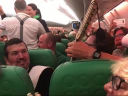 Beeld van de gezellige vlucht van Málaga naar Eindhoven. Beeld: Dumpert)