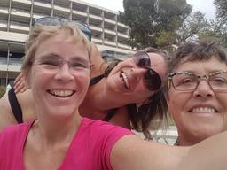 De drie zussen in Corfu toen ze nog niets wisten van het faillissement.