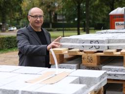 Tomasz Tomaszewski bij de net aangekomen stenen voor zijn kunstwerk in Breda. (Foto: Peter-Pim Windhorst)