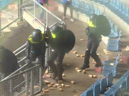 Stenen gooien naar de politie, ook dat mocht tijdens de oefening. (foto: Omroep Brabant)