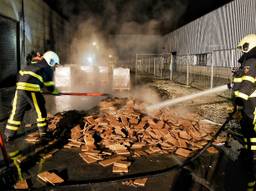 In korte tijd vlogen pallets met aanmaakblokjes in brand. (Foto: Toby de Kort/De Kort Media)