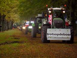 Boeren rijden met trekkers het Malieveld op