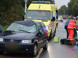 De auto heeft een flinke deuk in het dak (foto: Jurgen Versteeg/SQ Vision Mediaprodukties).