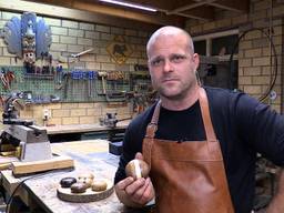 Harm Rietveld uit Dongen geeft nabestaanden troost met zijn mini urn. (foto: Tom van den Oetelaar)