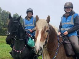Nicky en Louise trekken met hun paarden door Brabantse en Vlaamse land (Foto: Erik Peeters)