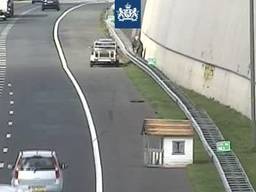 Te koop aangeboden: een huisje op de A50! (Foto: Rijkswaterstaat)