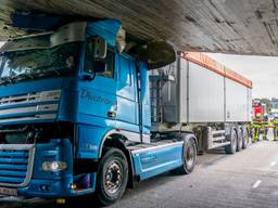 De vrachtwagen kwam klem te zitten (Foto: Marcel van Dorst).