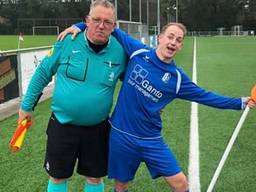 Stefan Verhoeven na een voetbalwedstrijd in goede harmonie met een speler (Foto: Stefan Verhoeven).