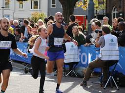 Na een aantal zware kilometers nog een sprintje naar de finish. (Foto: Lobke Kapteijns)