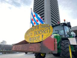 Een trekker met een Friese vlag bij het provinciehuis. (Foto: Jan Peels)