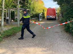 De politie doet al urenlang onderzoek op het complex. (Foto: Eva de Schipper)