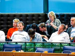 Boeren volgen in een zaal van het provinciehuis het statendebat over de landbouw. (Foto: ANP)