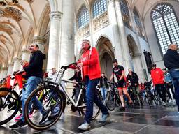 Vrijdag werd de route van de Vuelta alvast afgelegd, onder andere door de Grote Kerk. (Foto: Erald van der Aa)