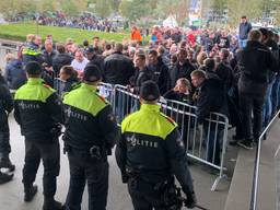 Boeren protesteren voor de ingang van het provinciehuis. (Foto: Bart Meesters)