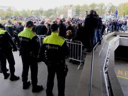 De politie voor de hoofdingang van het provinciehuis moet buiten alles in goede banen leiden. (Foto: Bart Meesters)