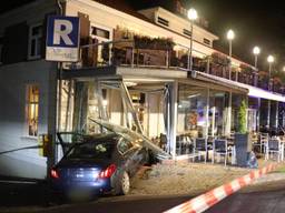 De auto botste tegen de gevel van het restaurant. (Foto: Maickel Keijzers/Hendriks multimedia)