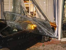 De auto kwam tot stilstand in de serre van het restaurant in Ravenstein. (Foto: Gabor Heeres/SQ Vision)